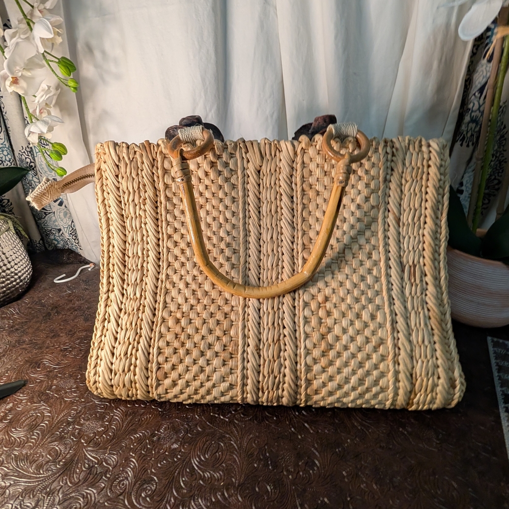 Elegant Tan Woven Tote Bag - Picture 3 of 6